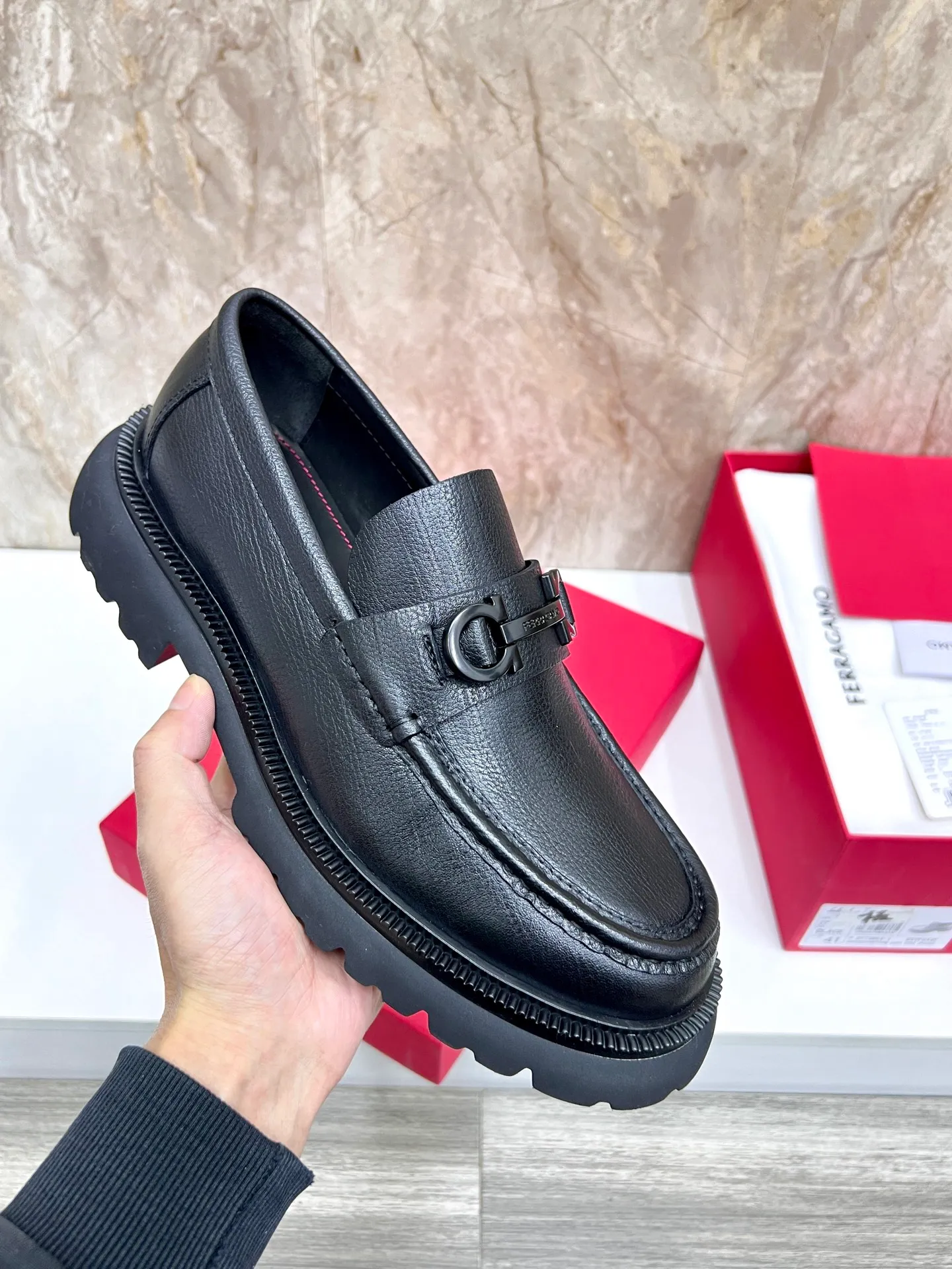 Original quality P780 Brand: Ferragamo Standard code: Men's code 39.40.41.42.43.44 Grade: Same style as the official website High-quality men's shoes Material: Customized first-layer calfskin with water-dyed cowhide lining Cowhide tiptoe Original non-slip and wear-resistant rubber outsole Style category: Men's formal business leather shoes are young and fashionable European and American trends British style Casual matching Comfortable feet Color: actual picture
